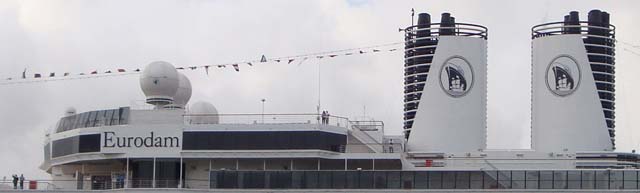 Cruiseschip ms Eurodam van de Holland America Line aan de Cruise Terminal Rotterdam